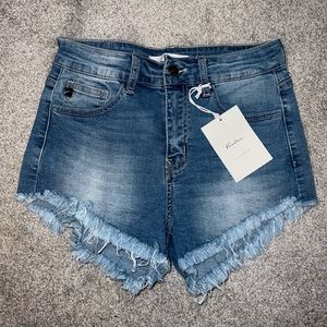 Jean shorts with fringed ends. Size: 5/26